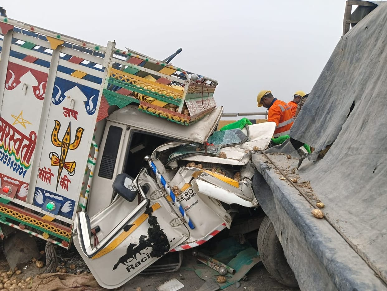 A pickup collided with a parked tractor-trolley in dense fog, injuring five.