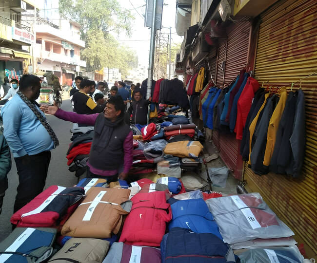 As the temperature drops, the purchase of warm clothes increases in the markets.