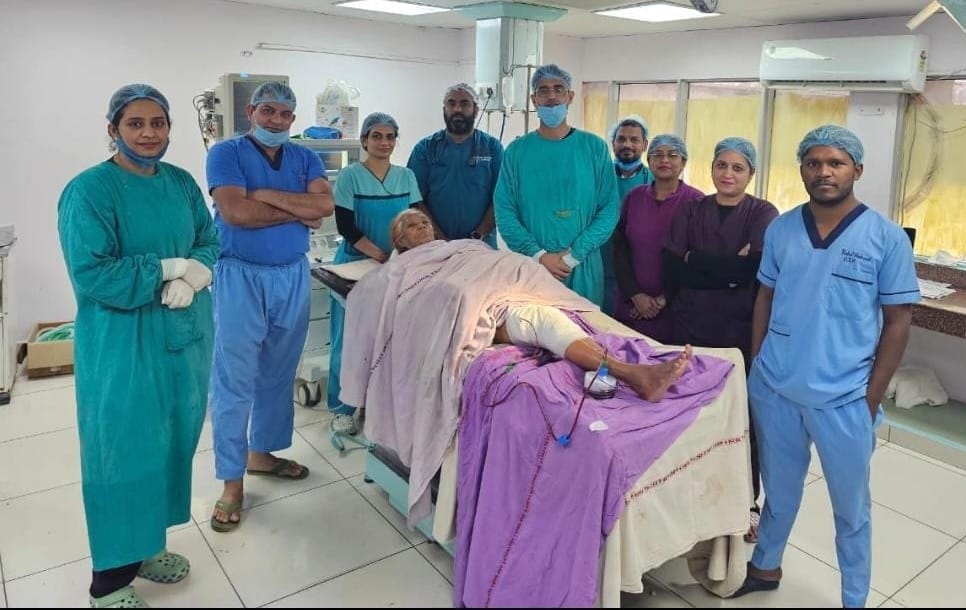 A 65-year-old woman's knee is replaced at the Civil Hospital, and the transplant is now free.
