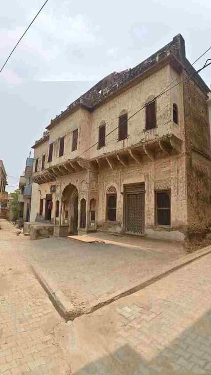 Known for its mansions, ponds, and ashram, in Barwa village, where Jahangir once camped