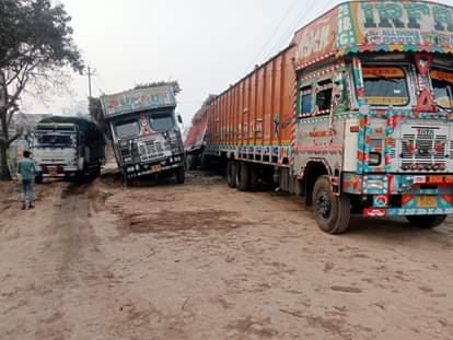 Two overloaded sugarcane trucks sank in Rajepur, accident averted