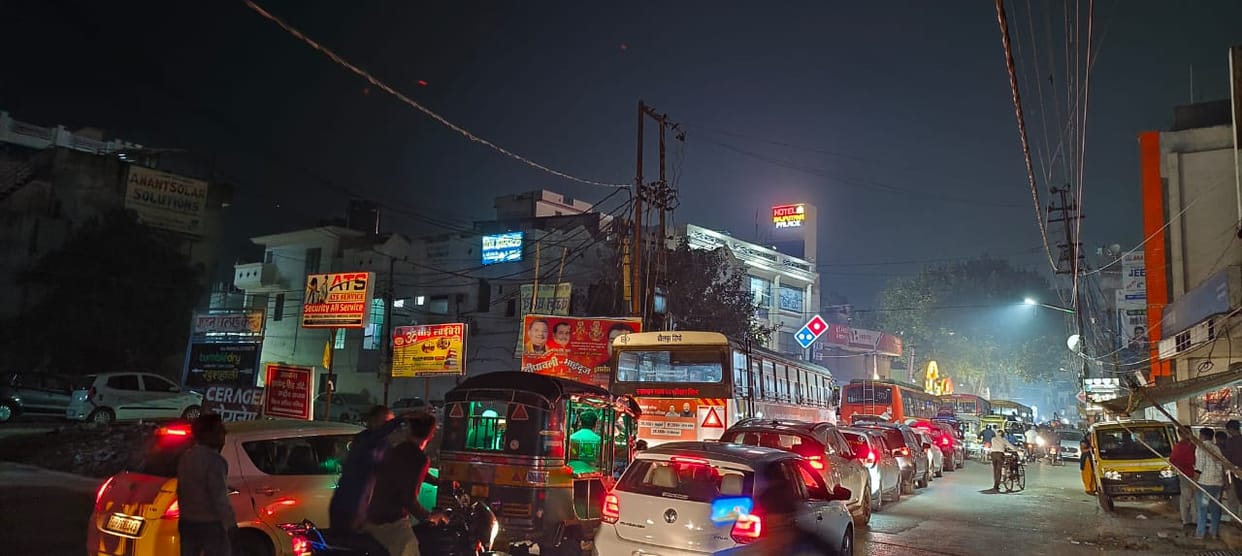 14 guest houses in four kilometers... road jam; girl suffers in ambulance for 30 minutes14 guest houses in four kilometers... road jam; girl suffers in ambulance for 30 minutes