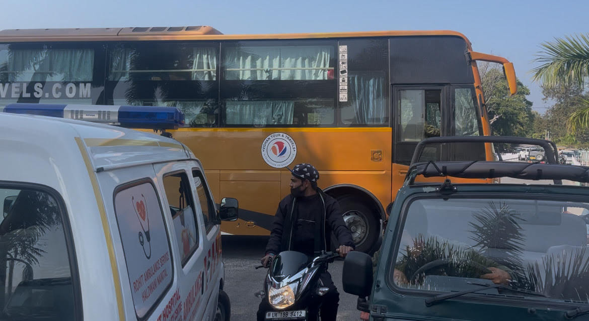 Ambulance stuck in Kosi Barrage traffic jam for 20 minutes