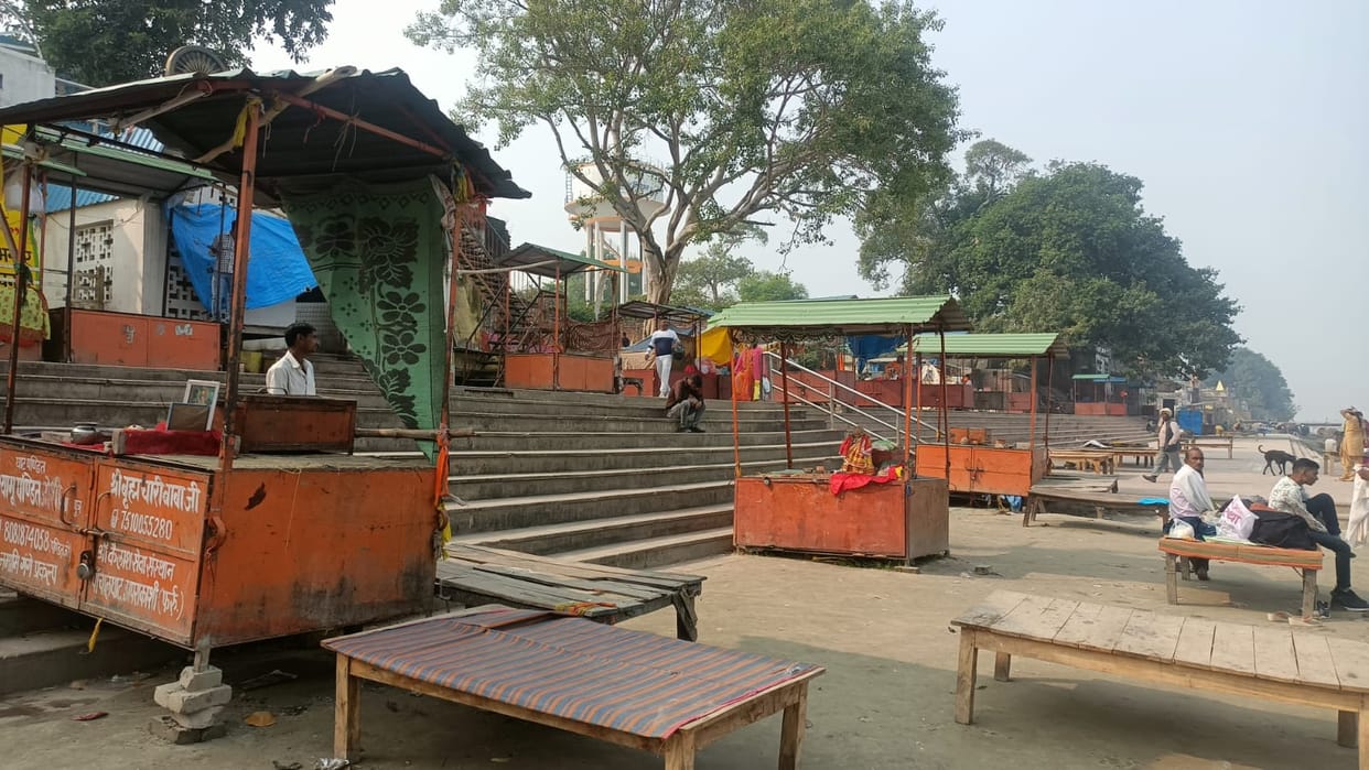 Boatmen, shopkeepers and Gangaputras of two ghats of Ganga will be registered.