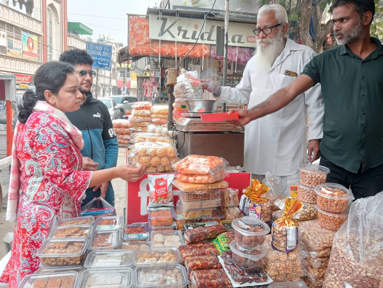 Shops decorated with peanuts in the cold, the aroma of Gajak and Rewadi started coming.