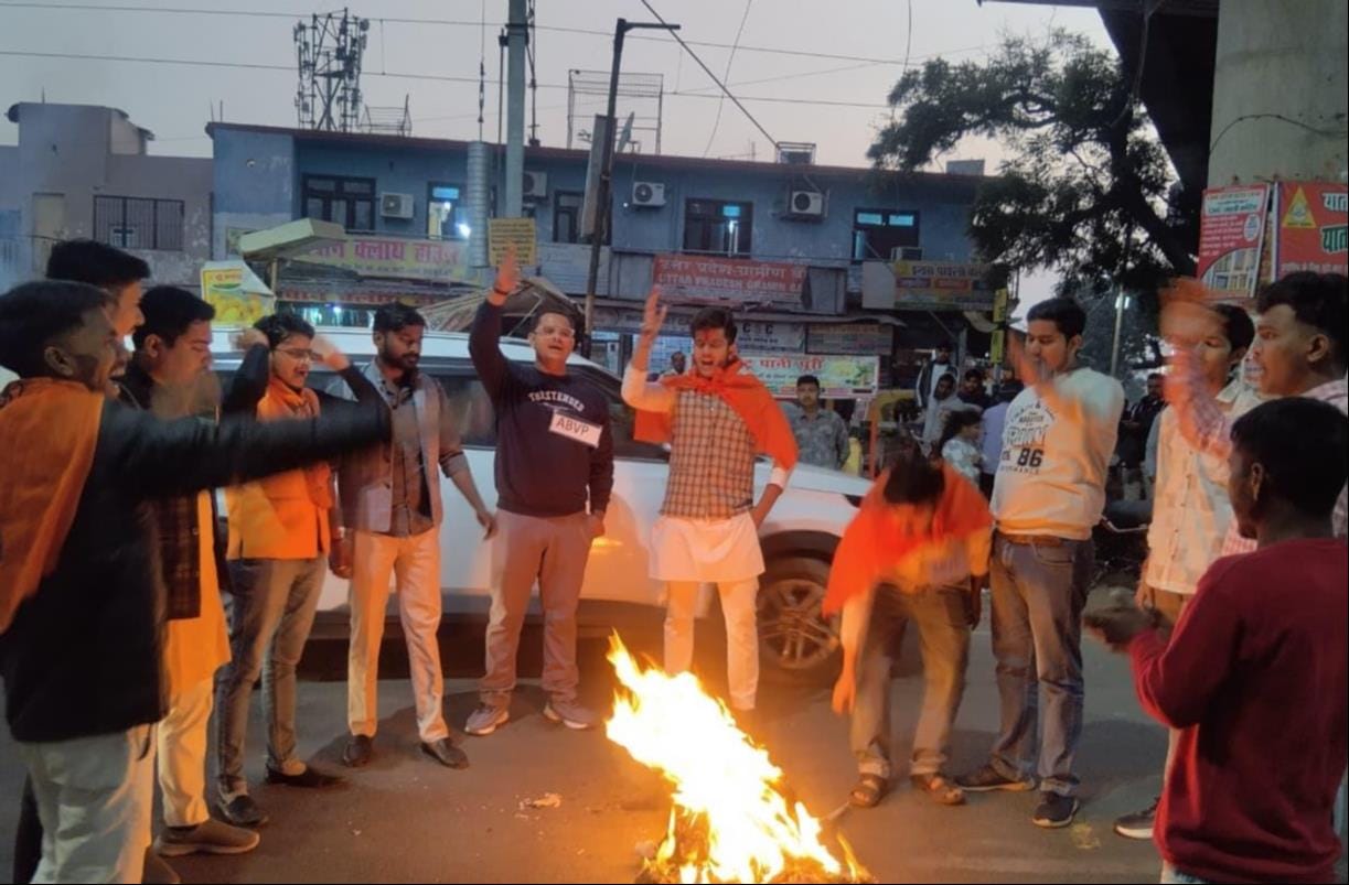 ABVP workers burnt effigy of Sadar MLA