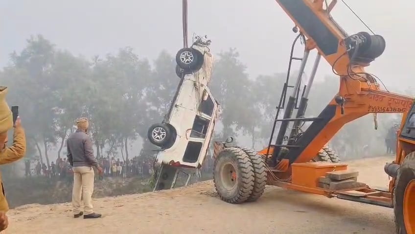 गड्ढे से स्कॉर्पियो को निकाला जा रहा बाहर