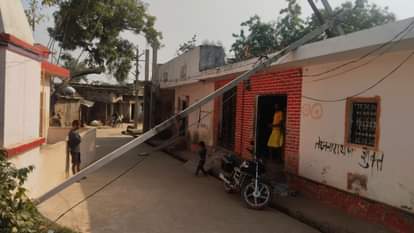 The electricity pole has been broken for 10 days.