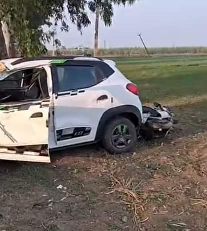 Horrific road accident on Mustafabad Road, four people including father and son seriously injured