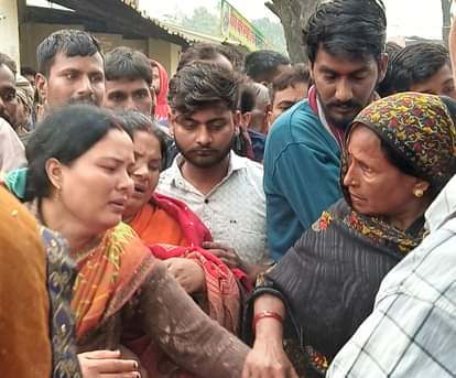 महाराजपुर गांव में गमगीन मृतक के परिजन। स्त्रोत : ग्रामीण