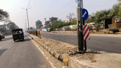 Illegal cuts on main roads increase the risk of accidents, with broken safety grills at over 150 locations