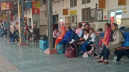 Prayagraj Passenger arrived four hours late, Nauchandi made us wait for three hours