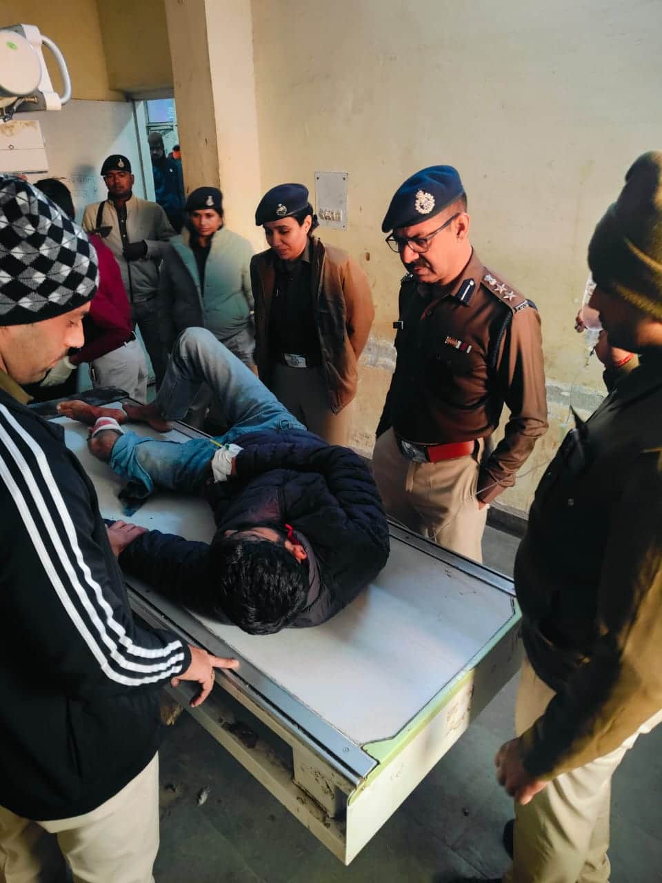 पुलिस की गिरफ्त में गैंगस्टर।