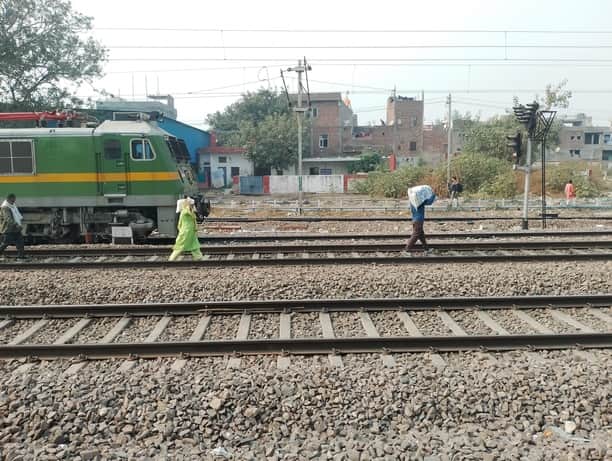 Attempt to derail Varanasi-Mumbai Superfast Express in Prayagraj rod placed on the track