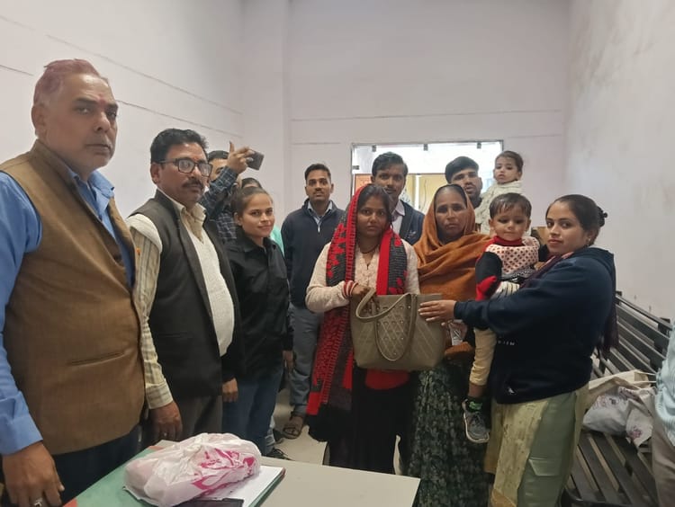 ईमानदारी की मिसाल: बस में छूटे चार लाख रुपये के गहने, परिचालक ने आधार कार्ड के जरिए महिला को खोजकर सौंपे