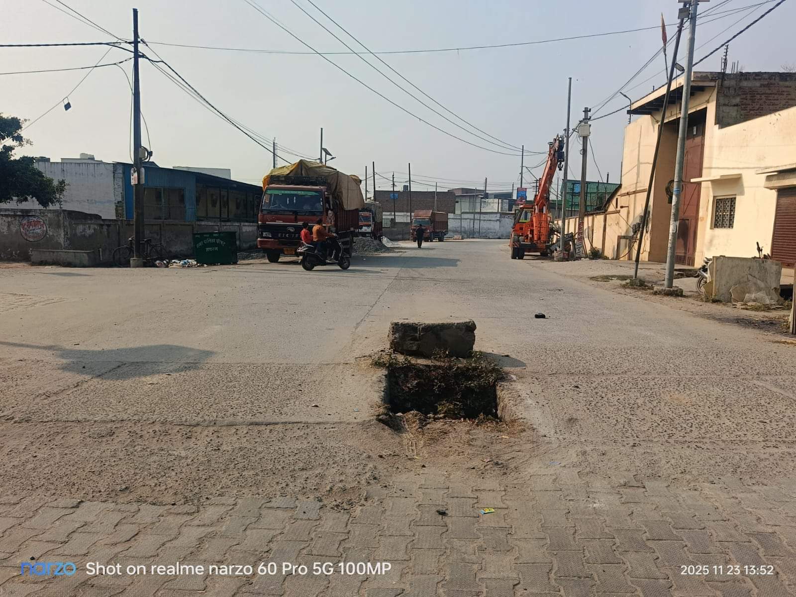 शहर के अलीगढ़ रोड औद्योगिक क्षेत्र के रास्ते में खुला पड़ा नाले का हिस्सा। संवाद