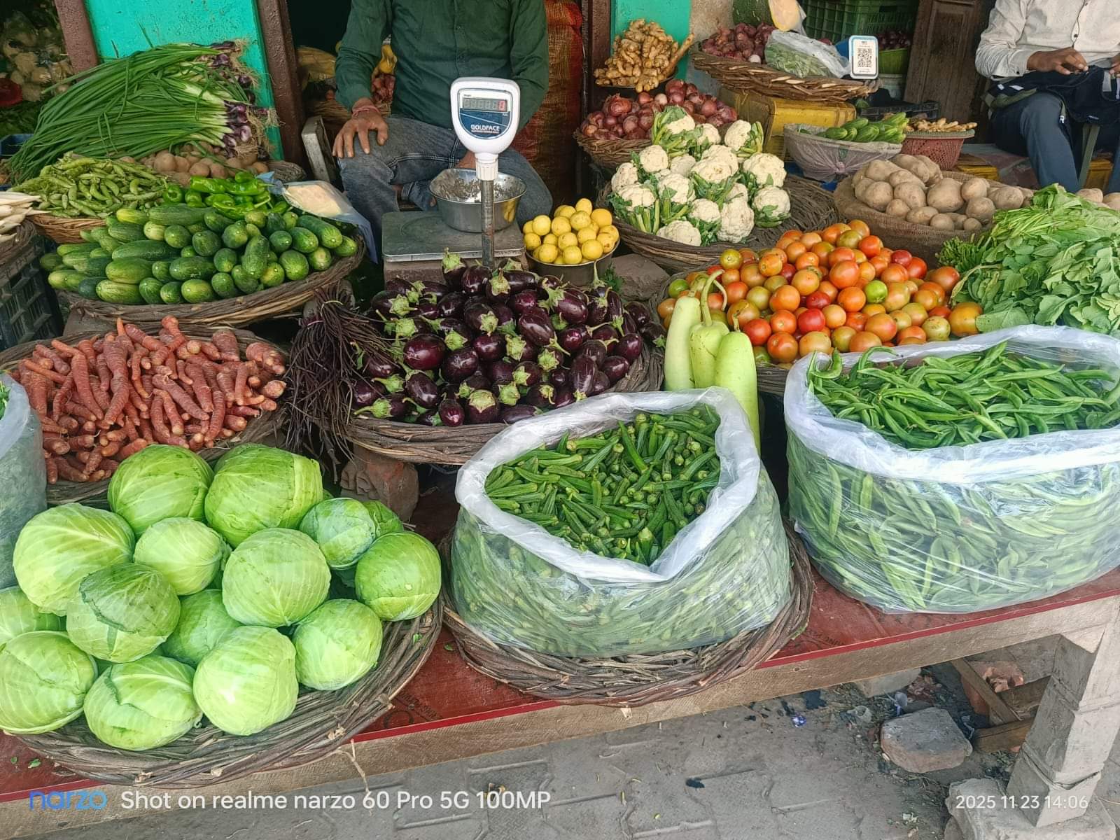 शहर के बाजार में बिकतीं सब्जियां। संवाद
