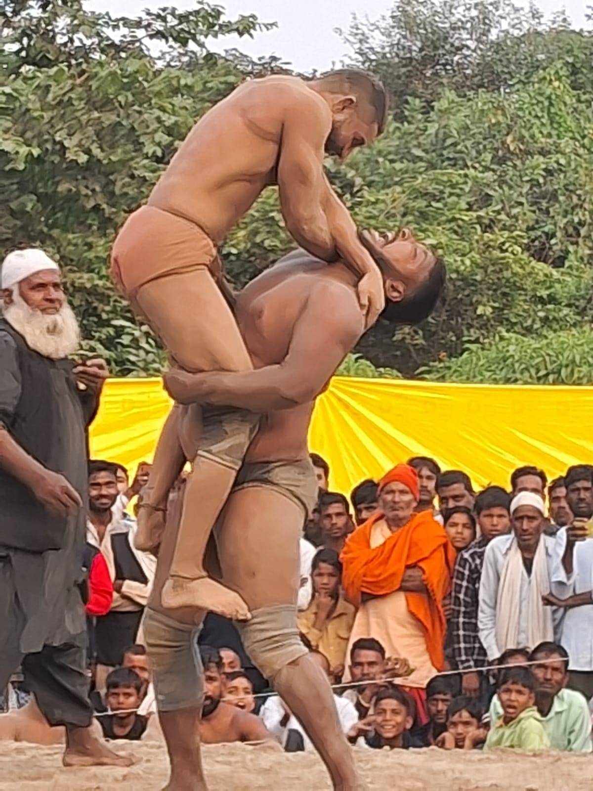 Ballu wrestler defeated Shera in the ring.