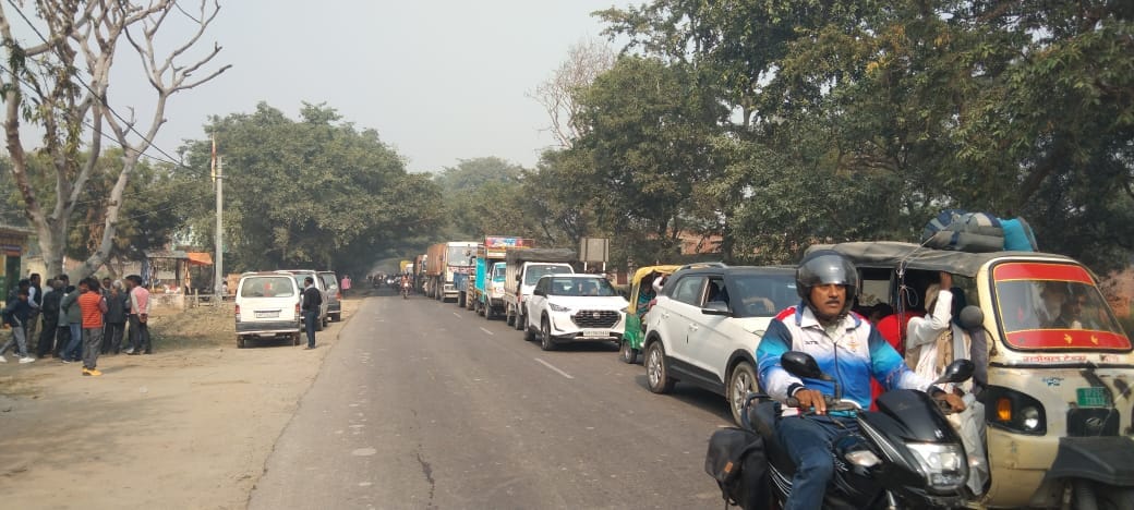 Five vehicles collided one after the other, causing traffic jam