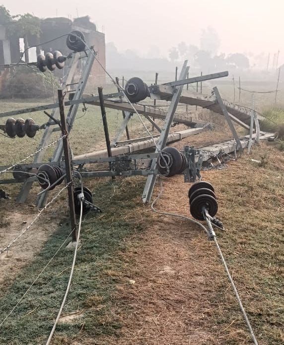 Siddharthnagar News : 12 poles broken by collision of uncontrolled vehicle, power supply disrupted 24 hours