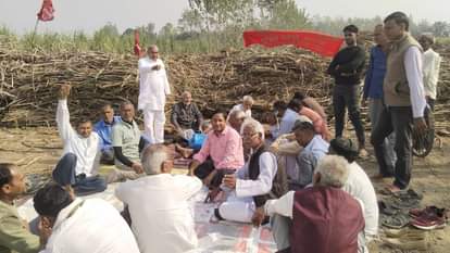 Farmers staged a sit-in protest after sugarcane weighing was stopped, holding the cane manager hostage.