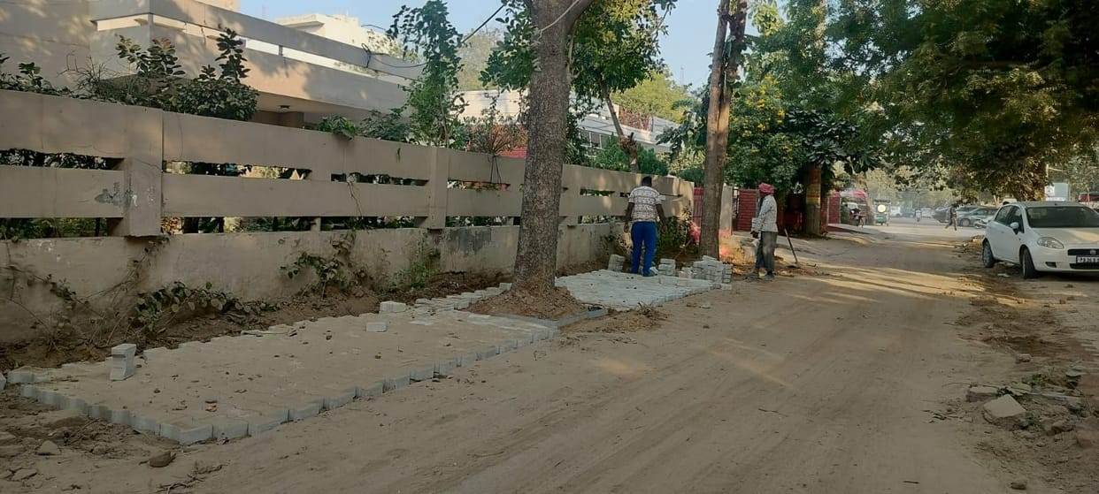 Work on filling roadside berms begins, 20 lakh will be spent