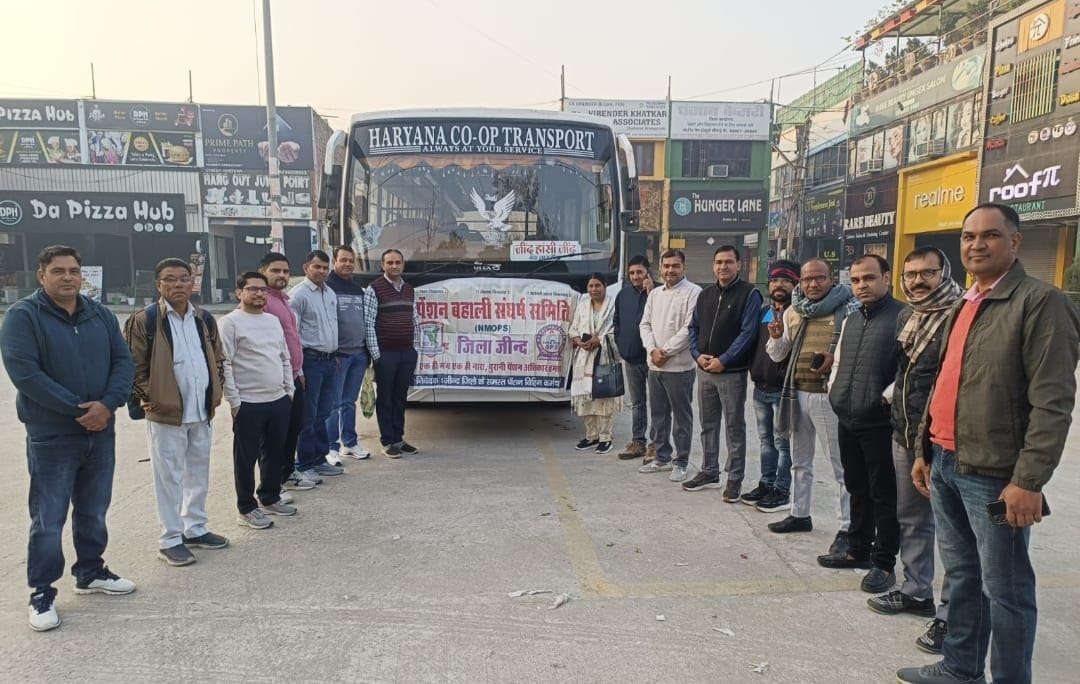 Members of the Pension Restoration Struggle Committee leave for Delhi