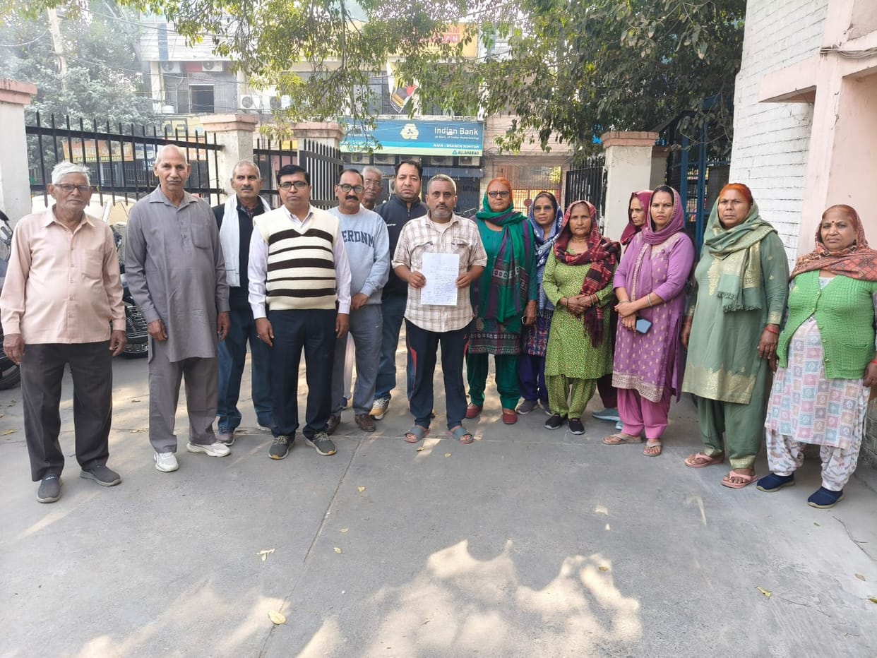 Ambedkar Colony residents met the Executive Engineer over drinking water problem.