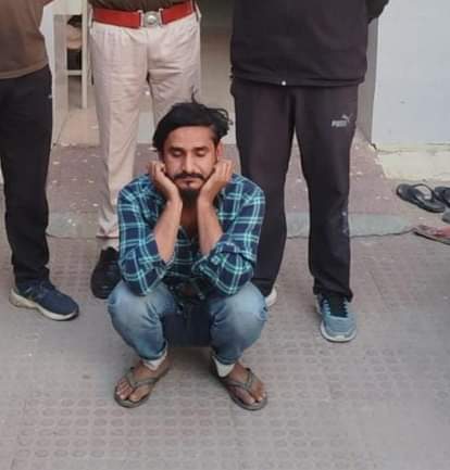 The absconding accused of cheating by changing the debit card was arrested.