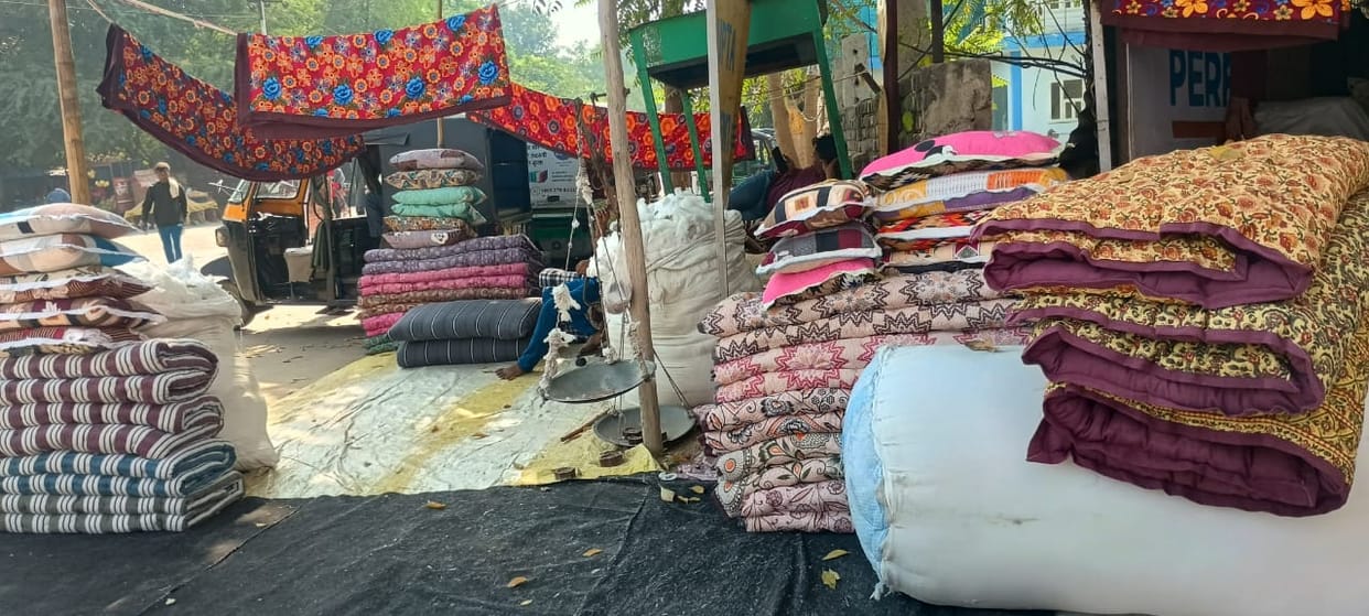 With the arrival of winter, the quilt and mattress business has revived.