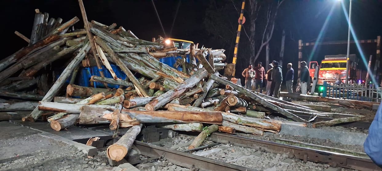 A trolley loaded with wood got stuck at the gate, disrupting rail traffic.