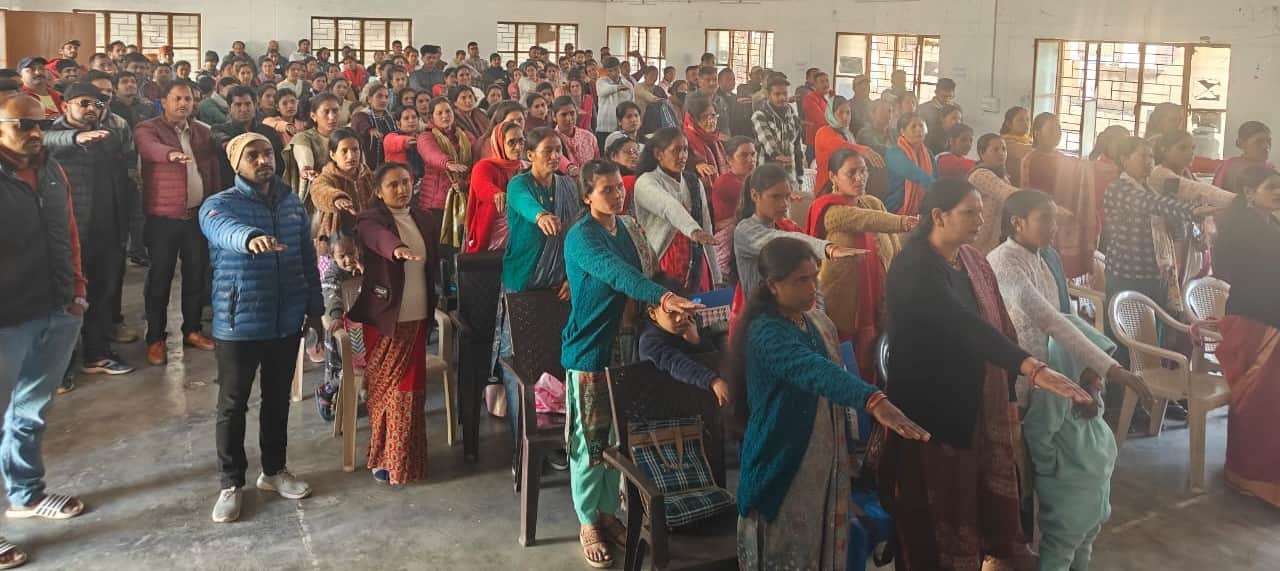 बिण विकासखंड सभागार में पद व गोपनीयता की शपथ लेते प्रधान और पंचायत सदस्य।