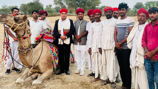 एसडीएम और बीएलओ ऊंट पर बैठकर कर रहे एसआईआर का कार्य