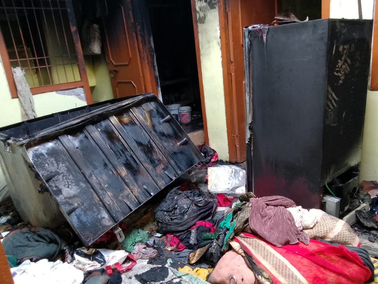 A short circuit caused a fire in the house, burning goods worth lakhs including cash