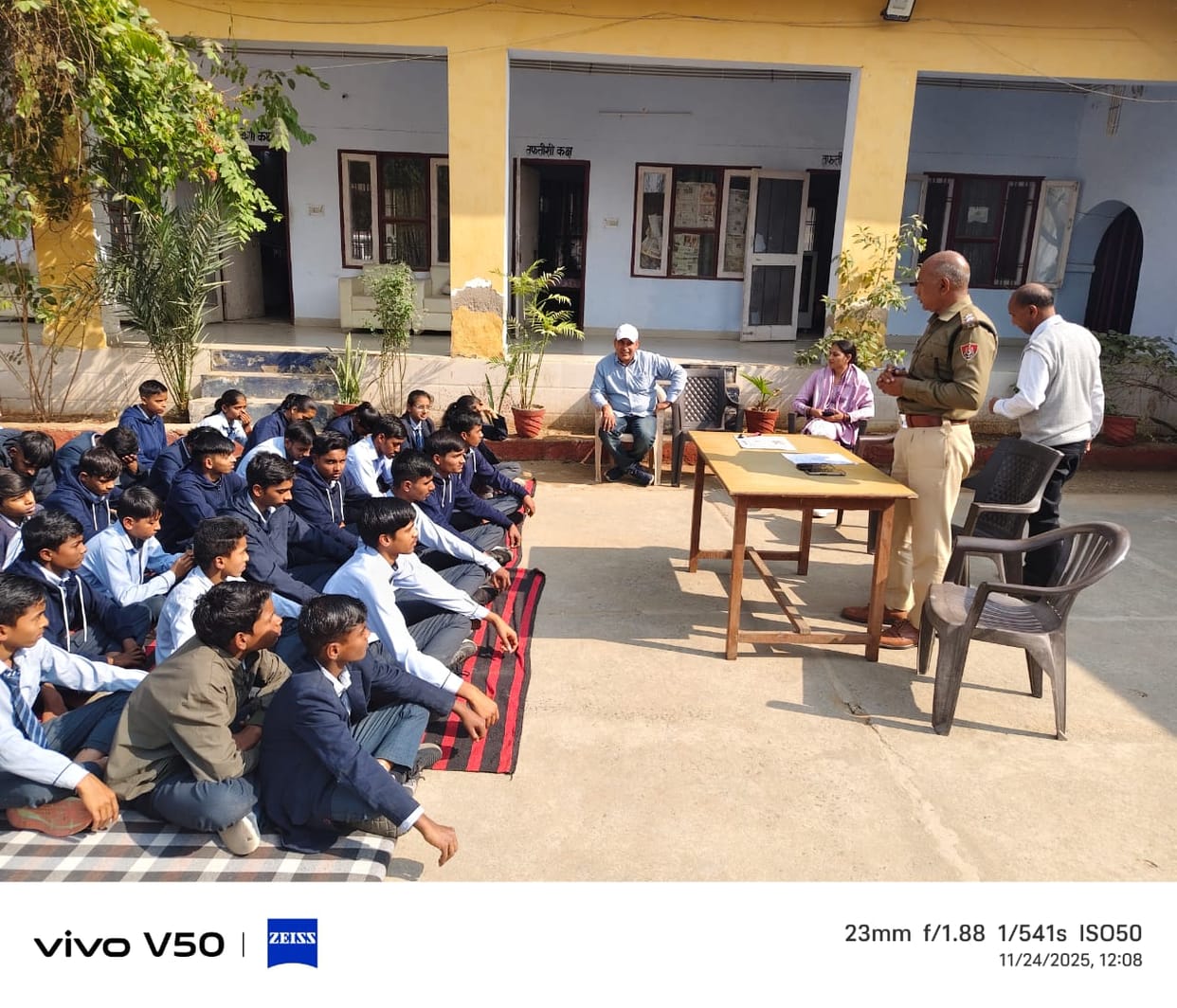School girls visited the police station and learned about the working of the police.