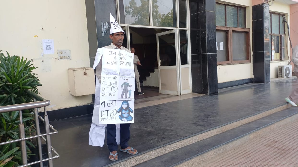 The complainant arrived with letters of complaint pasted on his body.