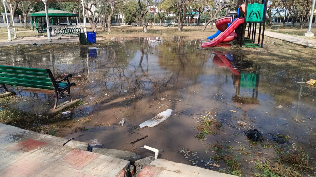 Netaji Subhash Park is flooded due to the tap being left open, and the public is upset due to negligence.