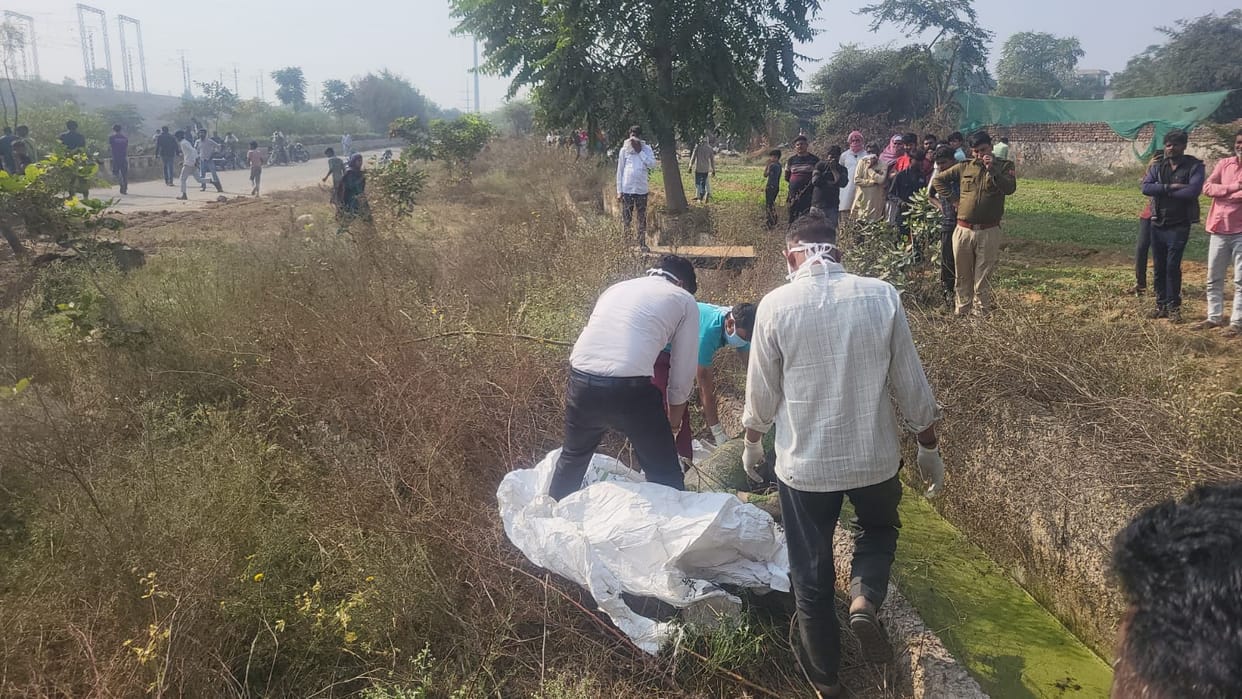 The body of a 5-7 day old youth was found in a dirty drain in Bhiwadi.