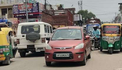 Encroachment on the road, people struggled with traffic jam