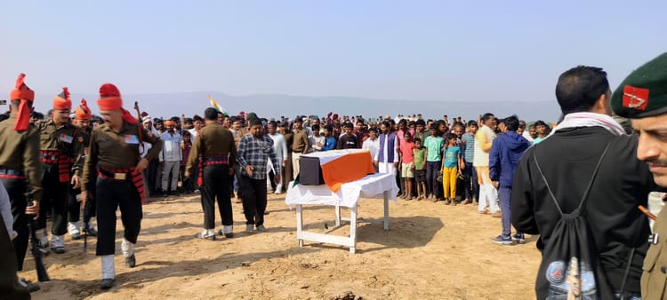 Bihar News: पैतृक गांव पहुंचा शहीद जवान का शव, सैन्य सम्मान के साथ दी गई अंतिम विदाई