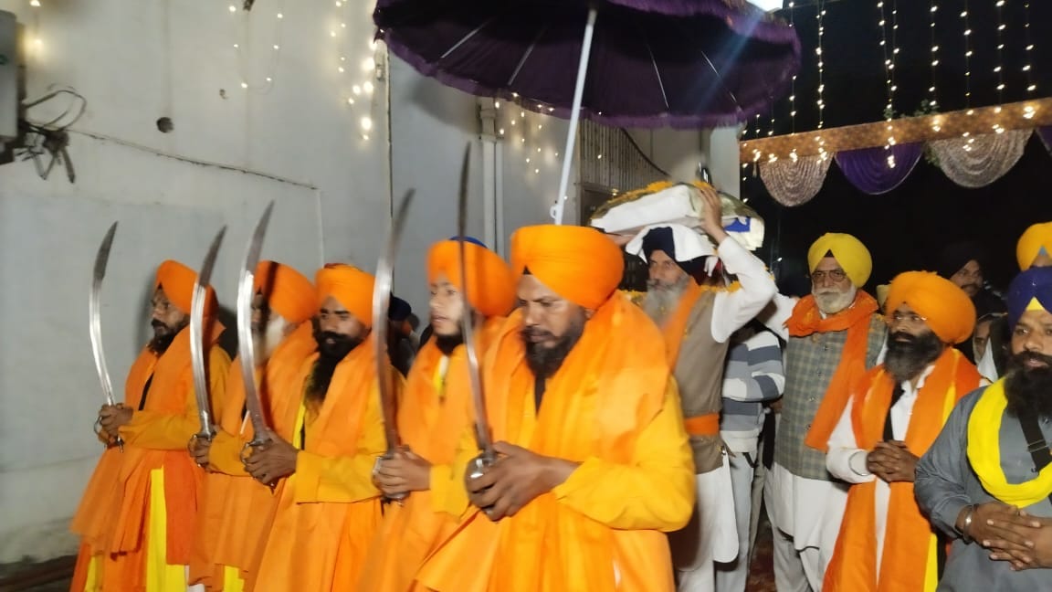 Nagar Kirtan, which reached Dharamnagari, was welcomed with a shower of flowers.