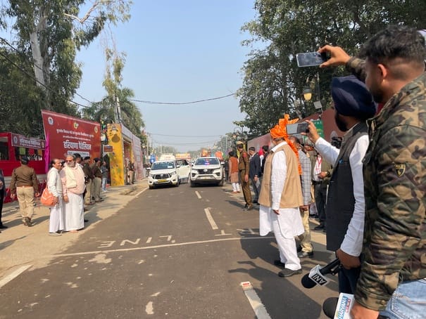 Cabinet Minister Anil Vij looked uncomfortable, his car did not stop even after being signaled.