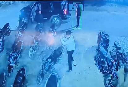 काशी विद्यापीठ में नरेंद्र छात्रावास के बाहर तोडफ़ोड़ करते युवक। स्रोत सीसीटीवी कैमरा वीडियो ग्