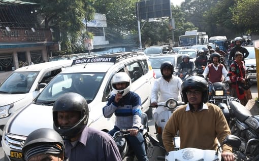 The city was in a state of chaos due to traffic jam in the afternoon, people were worried.