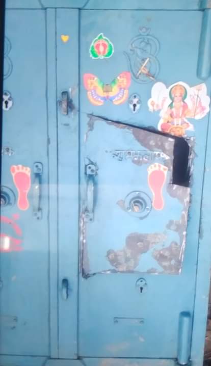 A safe weighing four quintals was found in the field, villagers were shocked.