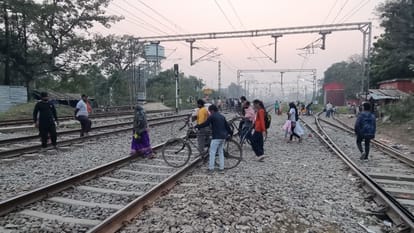 भोजपुर: रेलवे ट्रैक पार करते हुए स्थानीय लोग।