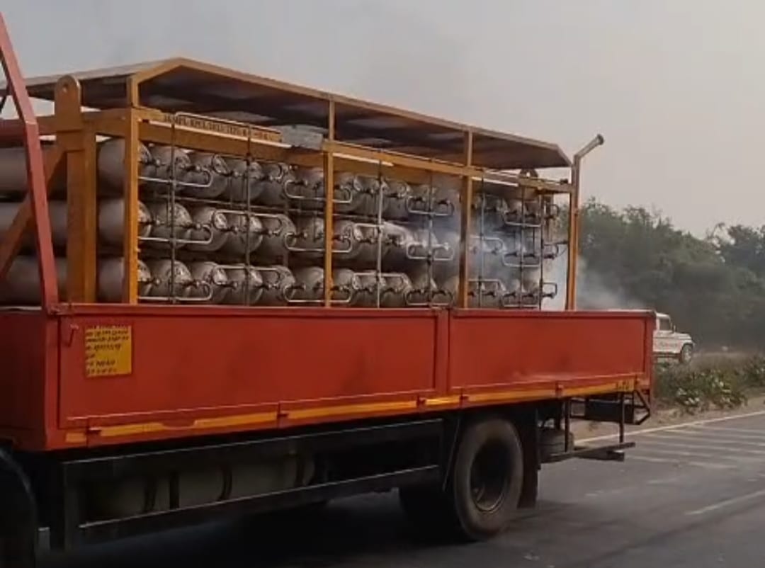 Traffic on Lucknow-Delhi highway halted after CNG cylinder leaked