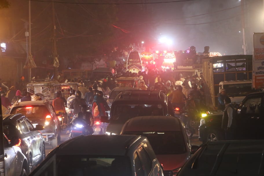 It took one and a half hours to cover a distance of one kilometer, queues of vehicles were seen on every road.
