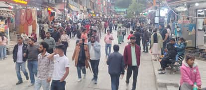 Rohtang closed, tourists flock to Manali's tourist spots