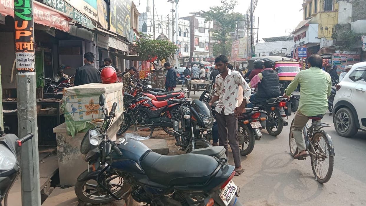 Lack of parking in Madiyahun causes traffic jams throughout the day, impacting business.
